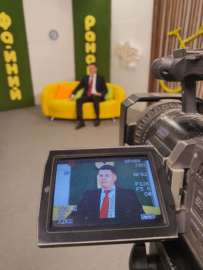 Запис відеоінтерв’ю з представником агенції нерухомості Секвоя у телевізійній студії
