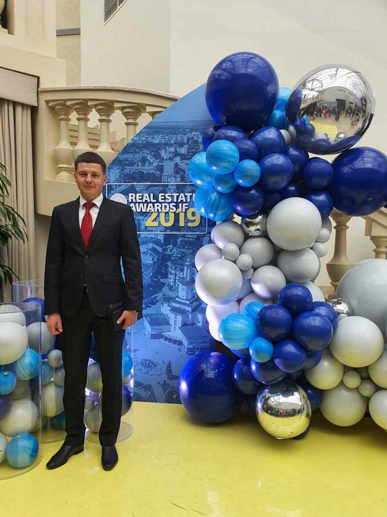 Представник агенції нерухомості на заході Real Estate Awards 2019