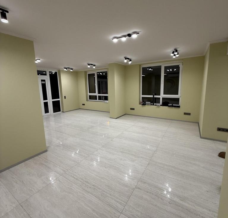 Продаж офісного приміщення 58 кв.м. на 1 поверсі на пров. Цегельний