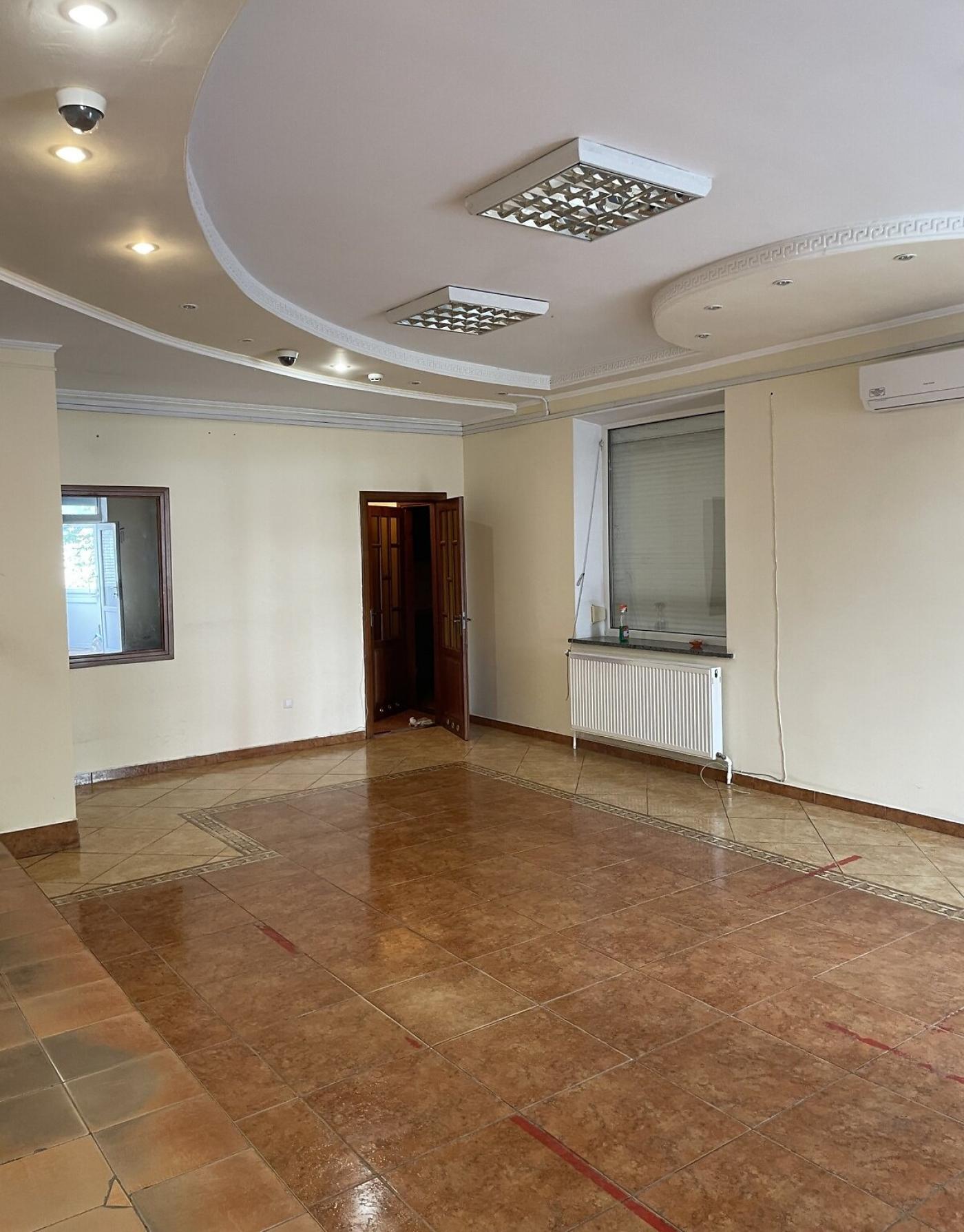 Продаж комерційного приміщеня по вул. Сергія Короля, площа 167 кв.м